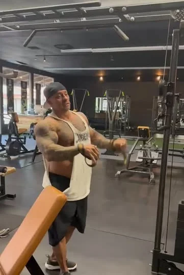 Posing practice between sets, Tone